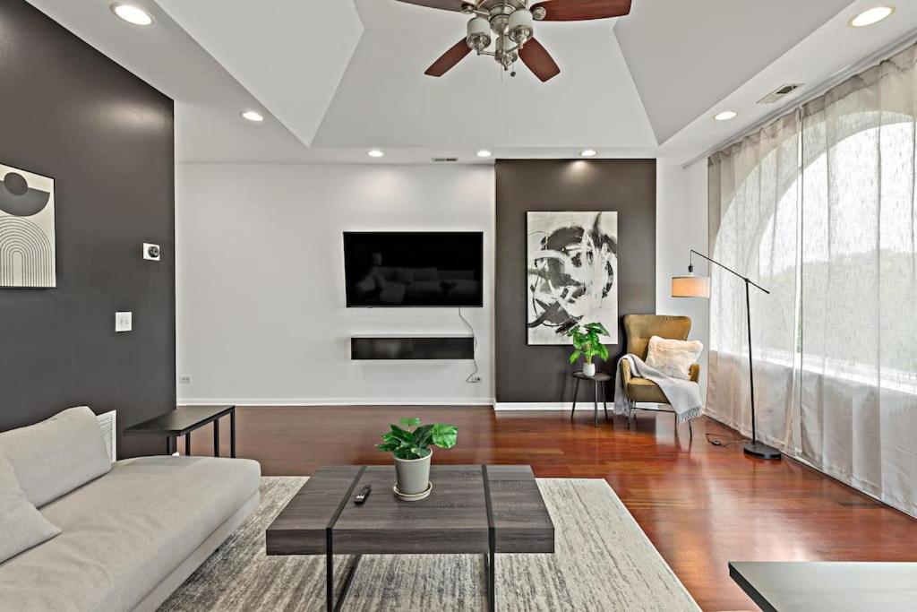 The Penthouse, Lux Stay Near Downtown, Uofc & Lake Чикаго Екстер'єр фото