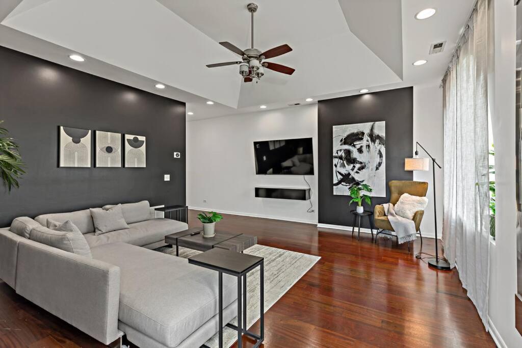 The Penthouse, Lux Stay Near Downtown, Uofc & Lake Чикаго Екстер'єр фото